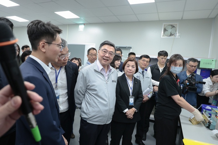 行政院長卓榮泰參訪千里眼精密部件公司　強調培養產業「金手」全力推動中小微企業轉型升級
