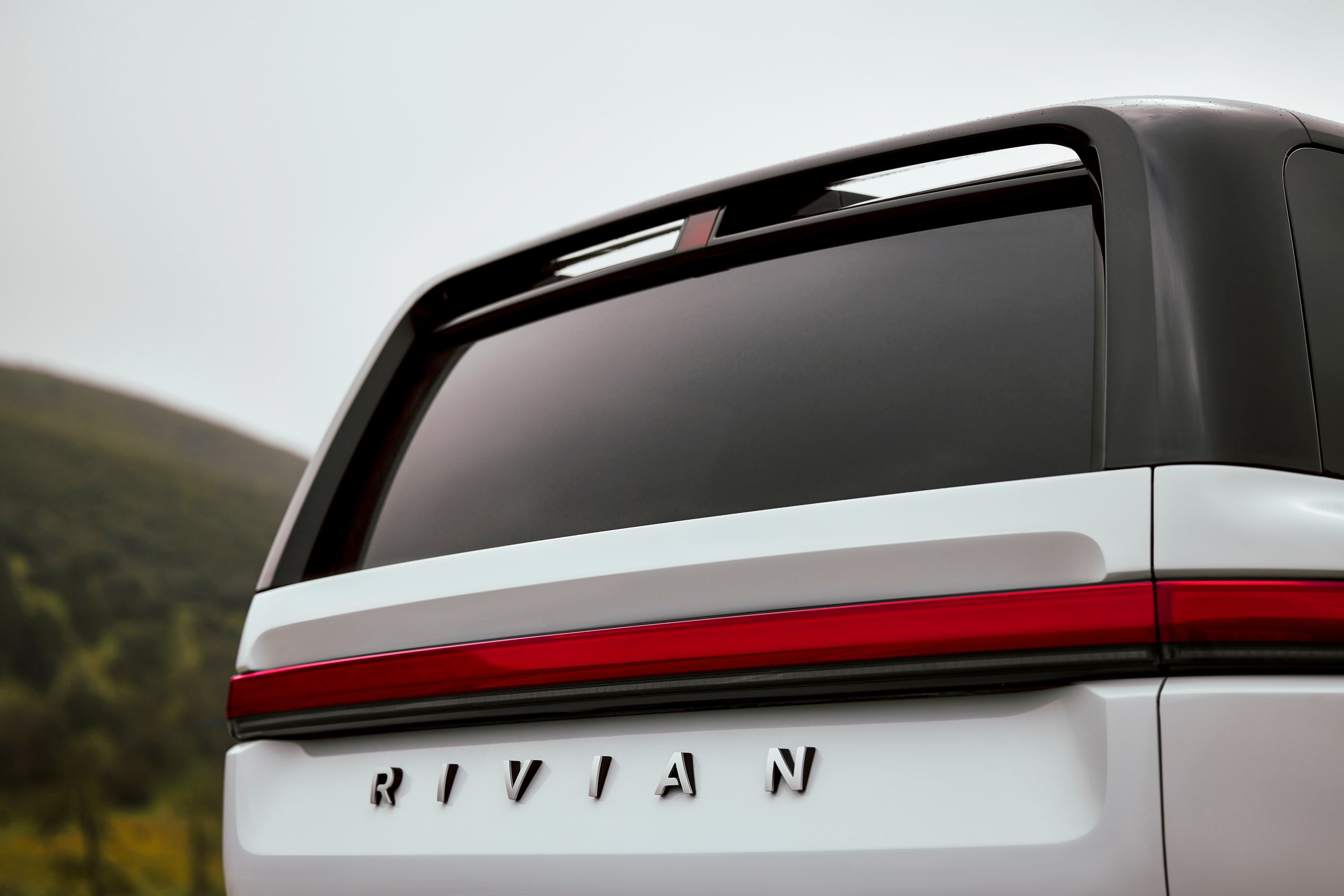 美國新創電動車廠 Rivian 2024 年 Q4 財報首度轉盈 但 2025 年銷售前景受挑戰