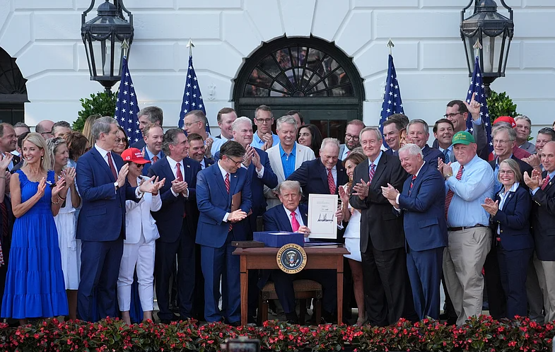川普於白宮國慶典禮簽署里程碑「美麗大法案」將改寫美國未來經濟格局，掀起稅改新浪潮