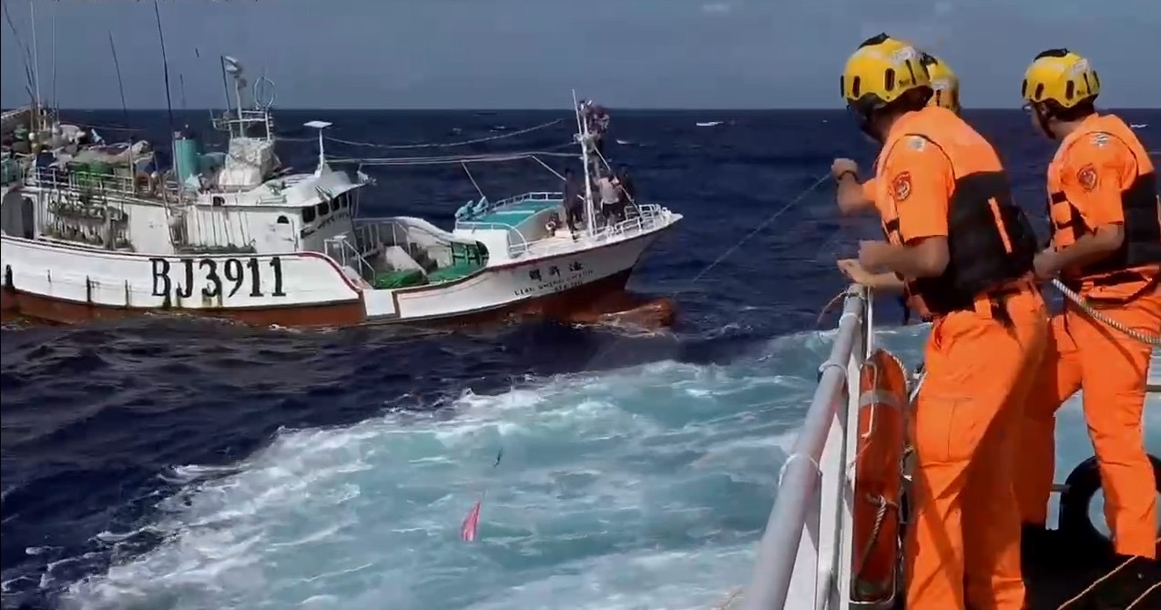 雙颱侵臺釀惡海象！海巡隊連戰五日千浬救回命危漁工