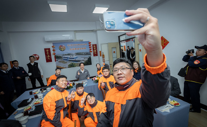 賴清德總統於春節小年夜慰勉海巡署布袋漁港安檢所同仁　肯定海巡第一線辛勞付出、共同守護國家安全
