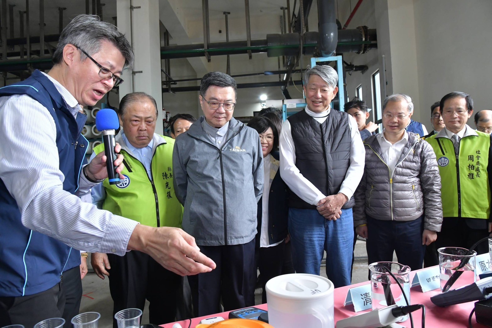 澎湖縣長陳光復與卓榮泰院長攜手視察！海淡廠建設與漁港翻新全力啟動