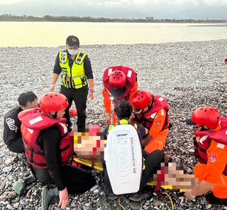 東部海域接連發生落海意外 海巡與消防即刻馳援成功救起溺水民眾