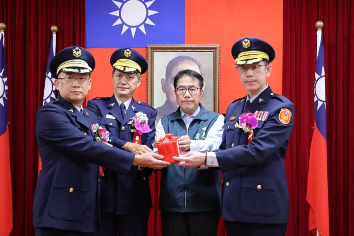 臺南市長黃偉哲主持臺南警察局新任、卸任分局長大隊長交接典禮，強調打造安全城市的重要任務