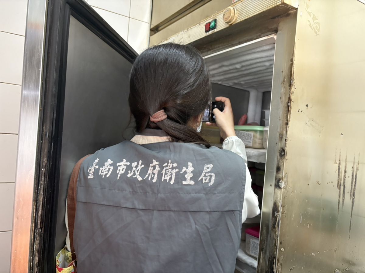 周氏蝦捲陷食安爭議！臺南市衛生局：店員個人行為、4缺失限期改善