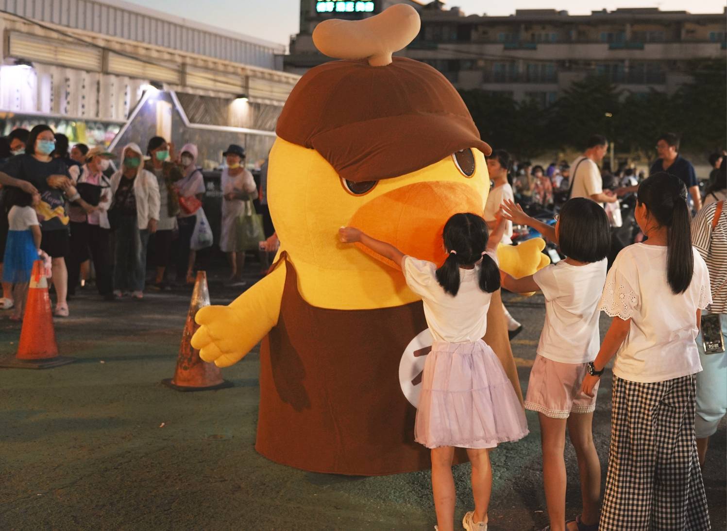 花園夜市沸騰！臺南夜奇鴨出任務市府行銷活動登場 加碼發放銅板券吸爆人潮