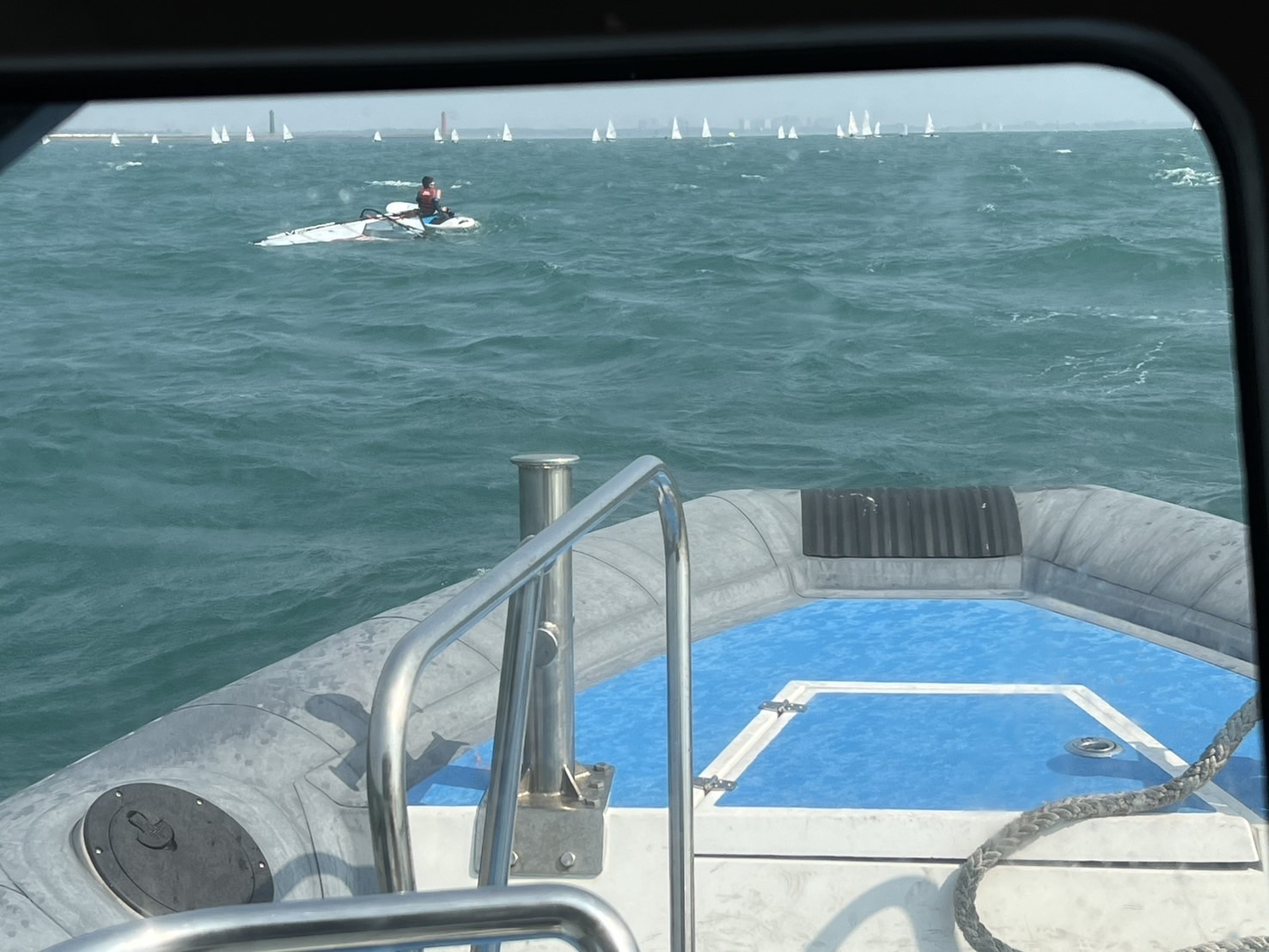 民眾參加風帆遊憩請求協助 海巡署艦隊馳赴救援