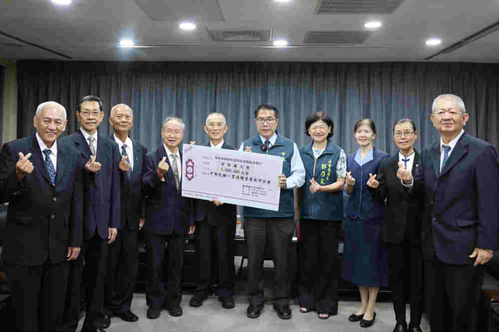 一貫道台南市分會慨捐1百萬  黃偉哲：發揮宗教愛心助災民重建家園