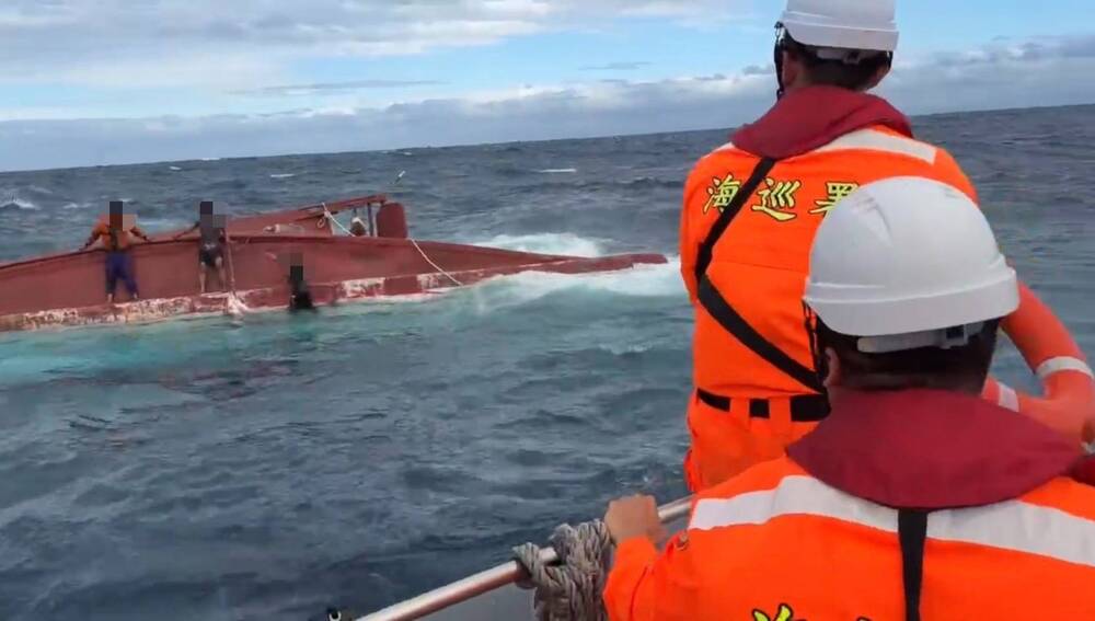 臺東外海發生漁船翻覆意外 海巡署即時救援成功協助脫險