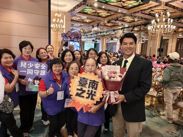 全國績優志工團隊揭曉！臺南市家防中心志工隊獲肯定，黃偉哲市長獻花表揚志工在防暴與性平教育貢獻