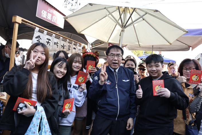 2026新化年貨大街盛大開幕 臺南市長黃偉哲發紅包與民同樂迎金馬年
