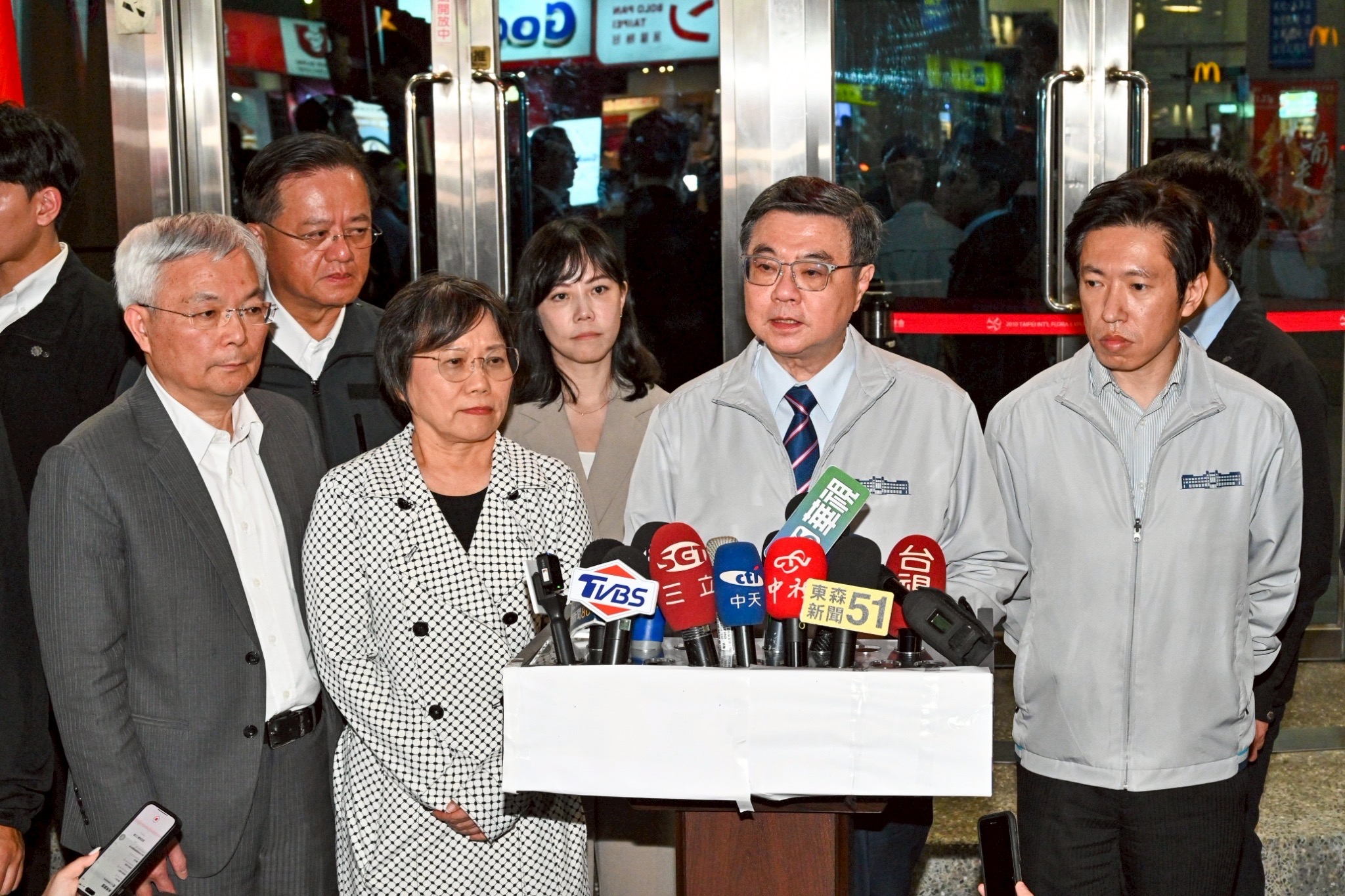 行政院長卓榮泰坐鎮指揮　板南線臺北車站煙霧彈事件列北捷連續攻擊案　要求徹夜清查犯罪動機給受害者與社會交代