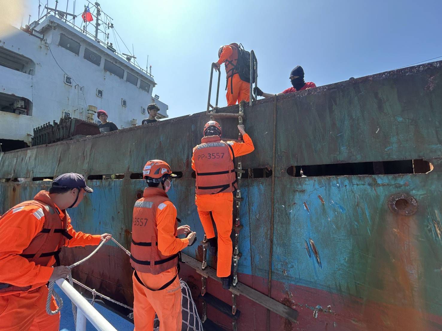 可疑貨輪又現蹤！海巡再次強勢登檢「寶順」輪