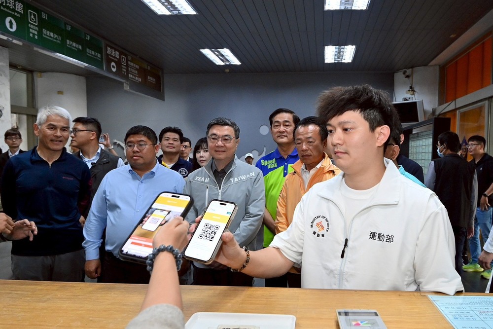 行政院長卓榮泰赴中正大學推廣運動幣　鼓勵全民運動、體驗重量訓練課程