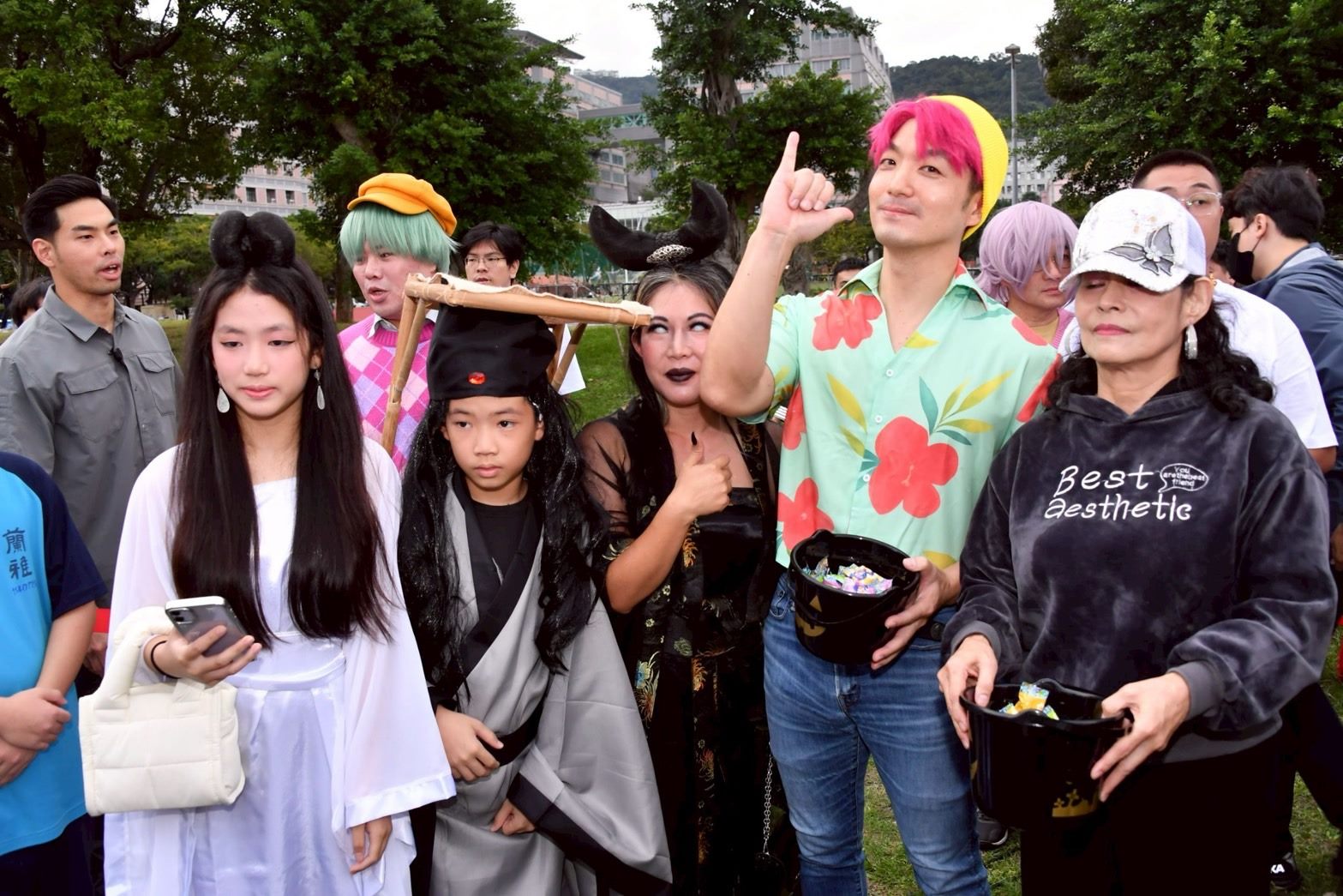 出席「天母搞什麼鬼萬聖節嘉年華」　臺北市長蔣萬安化身Saja Boys成員與市民同樂，掀現場高潮