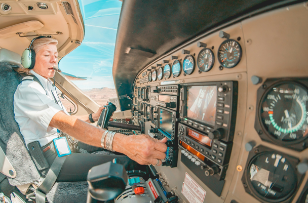 113年職類薪資揭露產業分化，基層最低2.9萬元，機師月薪突破32萬高居榜首