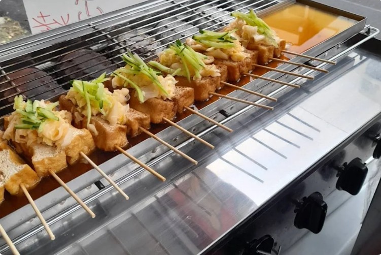 台東港式臭豆腐 外酥內嫩炭火堅持 烤出一塊塊記憶裡味道
