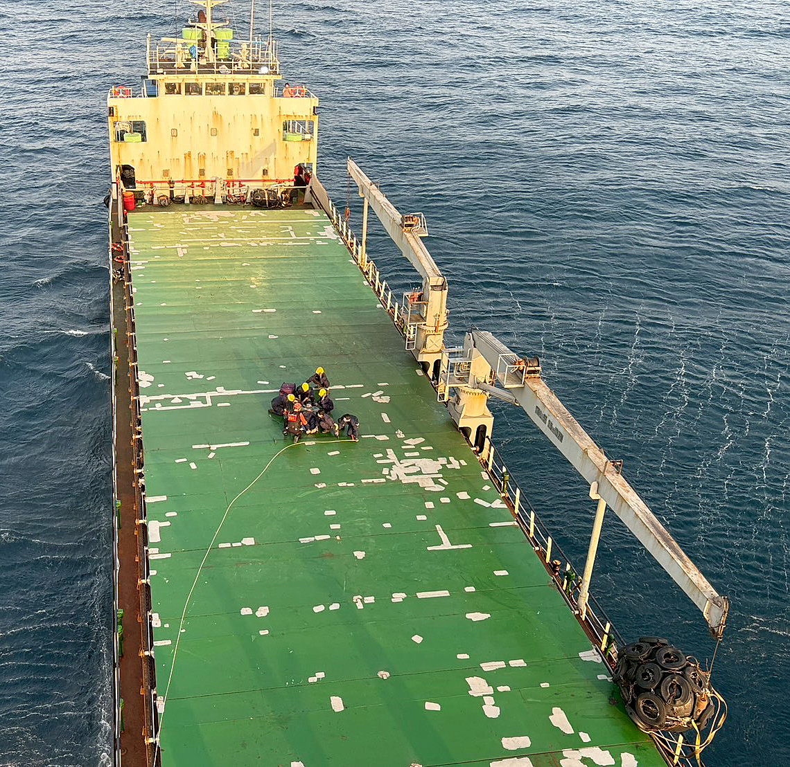 外海傳意外！外籍貨輪船員作業不慎摔傷　海巡署空勤出動直升機吊掛後送就醫