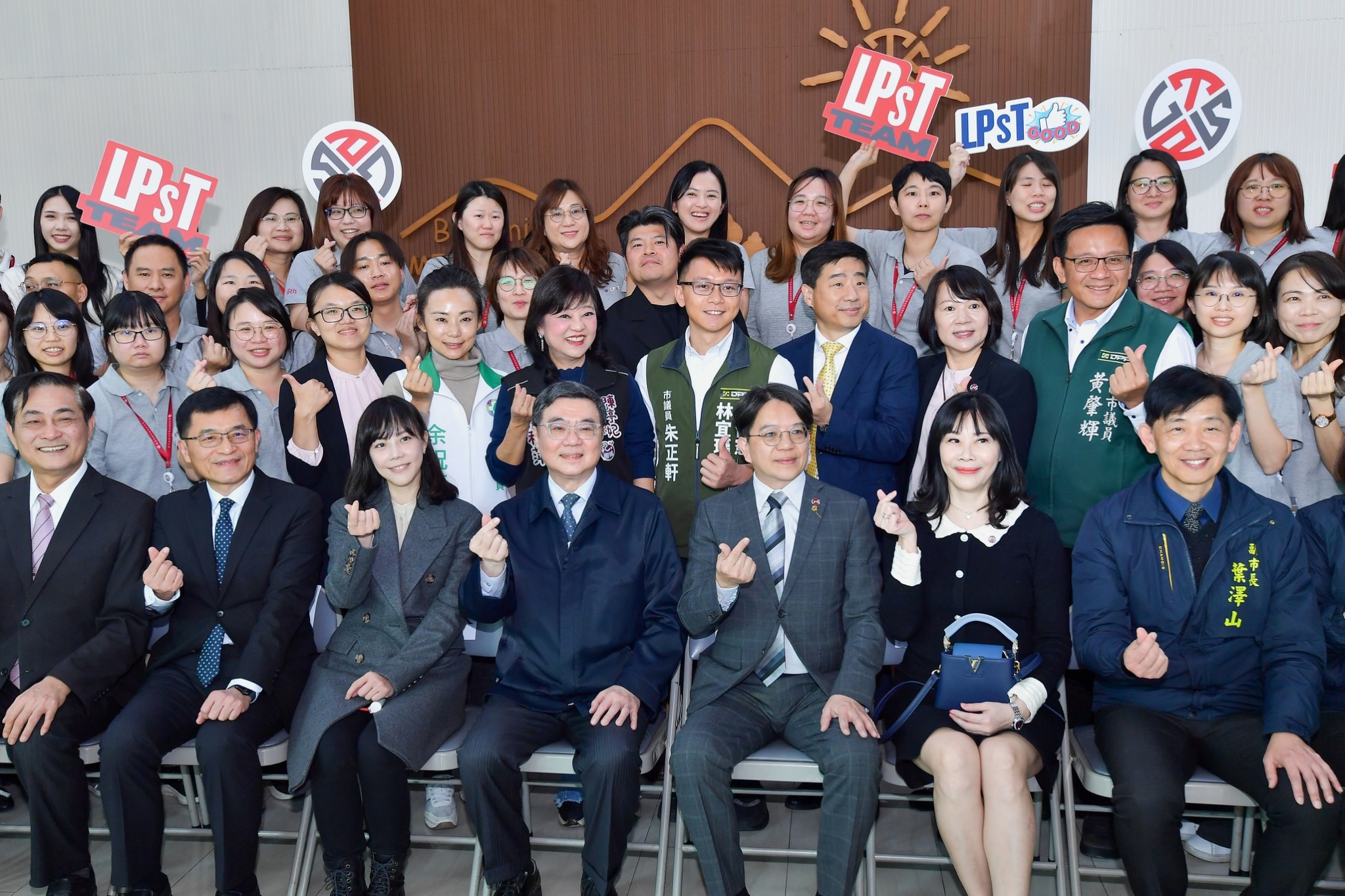 行政院長卓榮泰實地參訪臺南高科技與精密產業，強調政府是產業穩健發展後盾，助力企業創新與轉型升級