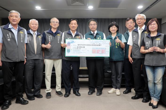 臺灣首廟天壇捐300萬予臺南市府 助丹娜絲風災後重建 黃偉哲市長頒感謝狀致敬