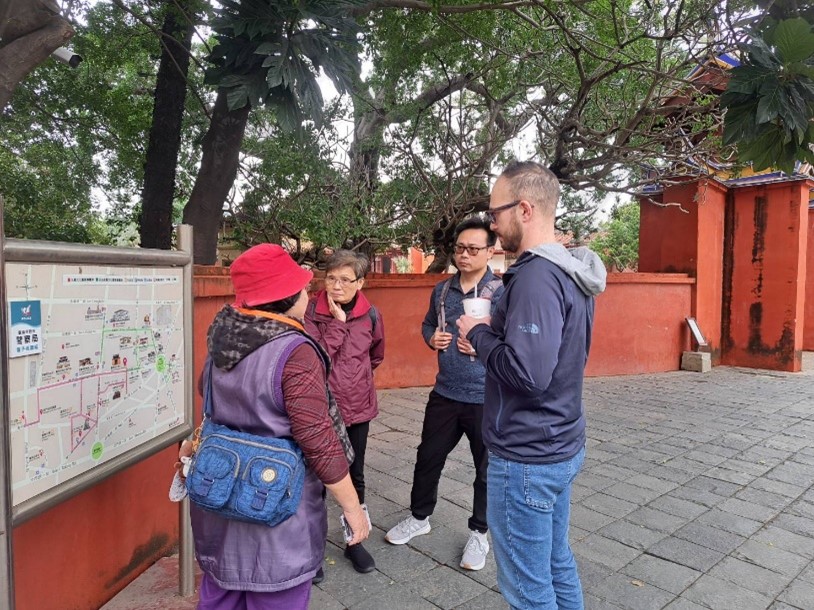 親善國民外交！臺南市英語志工散步導覽大獲好評，吸引來自45國遊客！