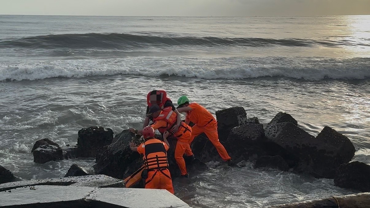 臺南黃金海岸戲水民眾突遭巨浪捲走　海巡署火速馳援搶救命危