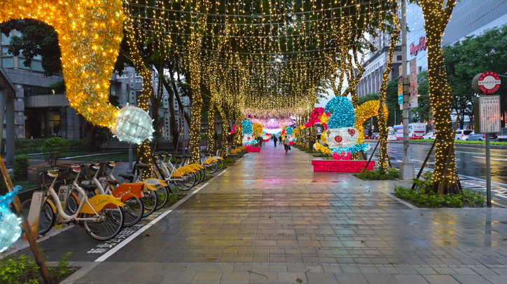 新北市府廣場周邊人行道翻新完工 歡樂耶誕城增添城市亮點，市民通行更安全