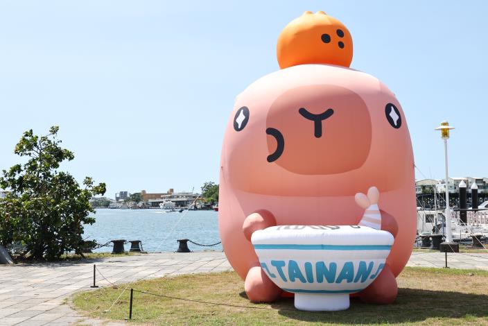 臺南安平新地標｜12米高卡比胖拉氣偶登場 假日市集與燈光秀療癒秋日親子時光