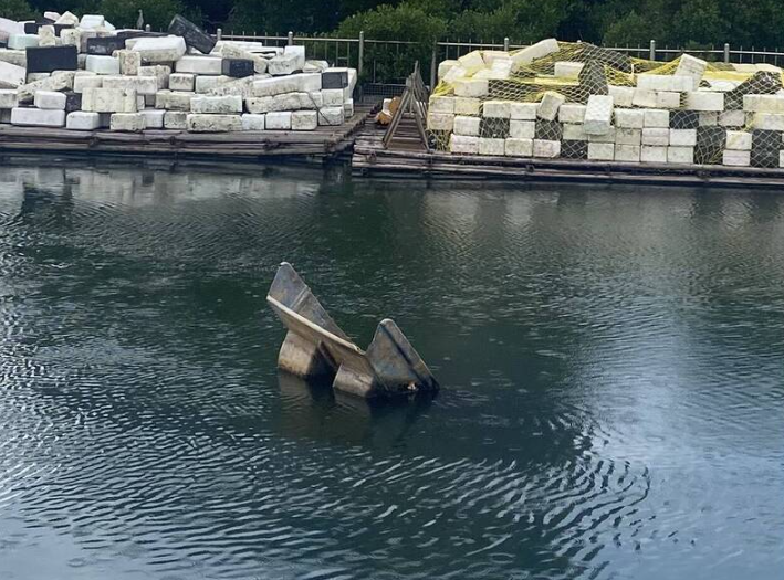 臺南運河驚現舢筏沉船奇景！健康路航道船尾浮出水面逾2個月 市議員李啟維呼籲市府速清理