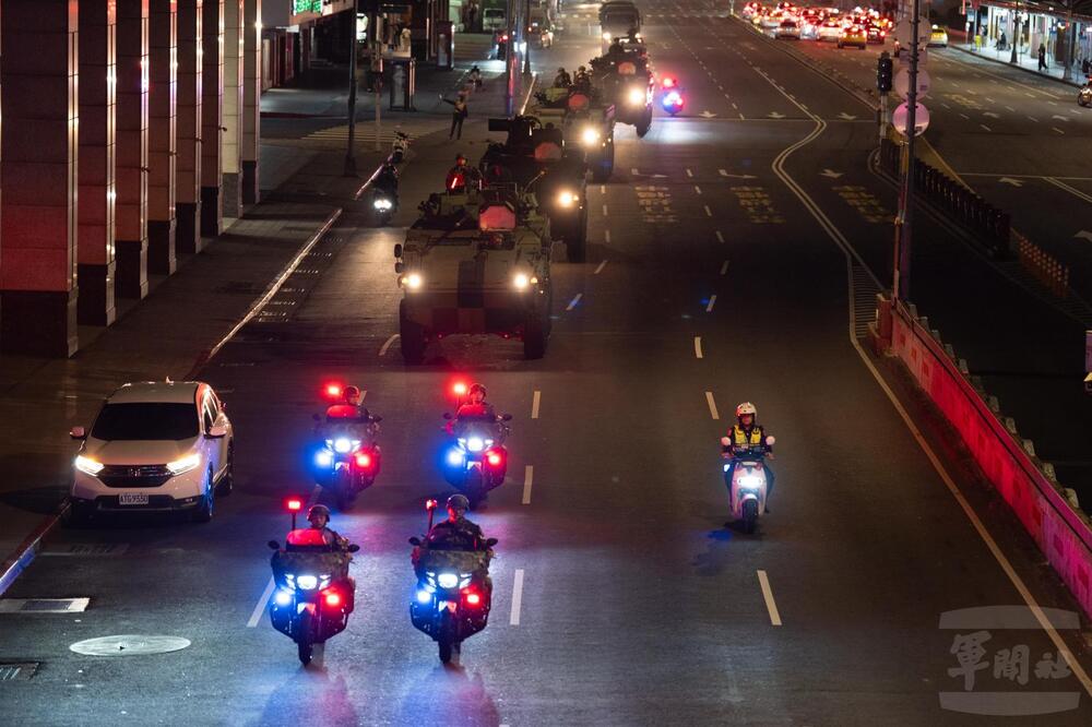 憲兵戰備偵巡結合反無人機演練　雲豹裝甲車街頭機動強化中樞防護