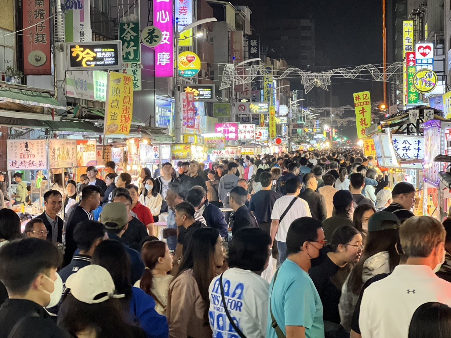 高雄六合夜市人潮爆發！攤商讚演唱會帶動業績翻倍　高雄市府打造觀光商機助力夜市與商圈繁榮