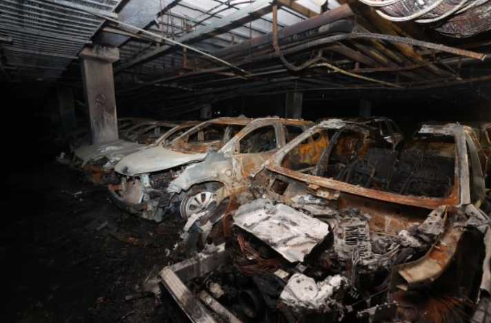 沒充電也會燒！賓士EQE 350韓國地下停車場爆炸，百輛車燒毀引恐慌