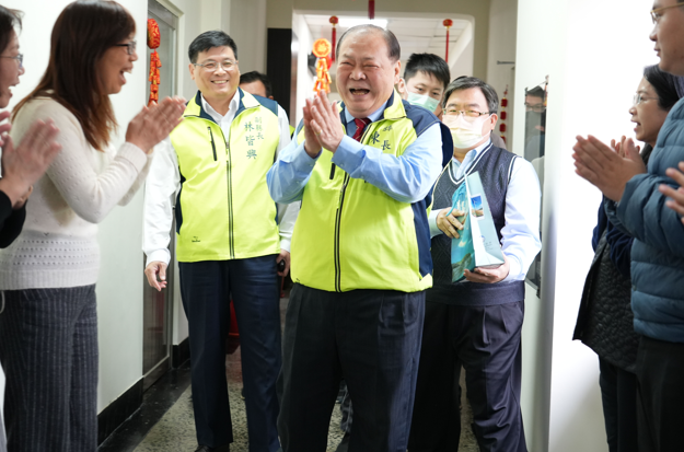 澎湖縣長陳光復親送紅包！澎湖縣府團隊喜迎蛇年，縣長祝福整年好運氣