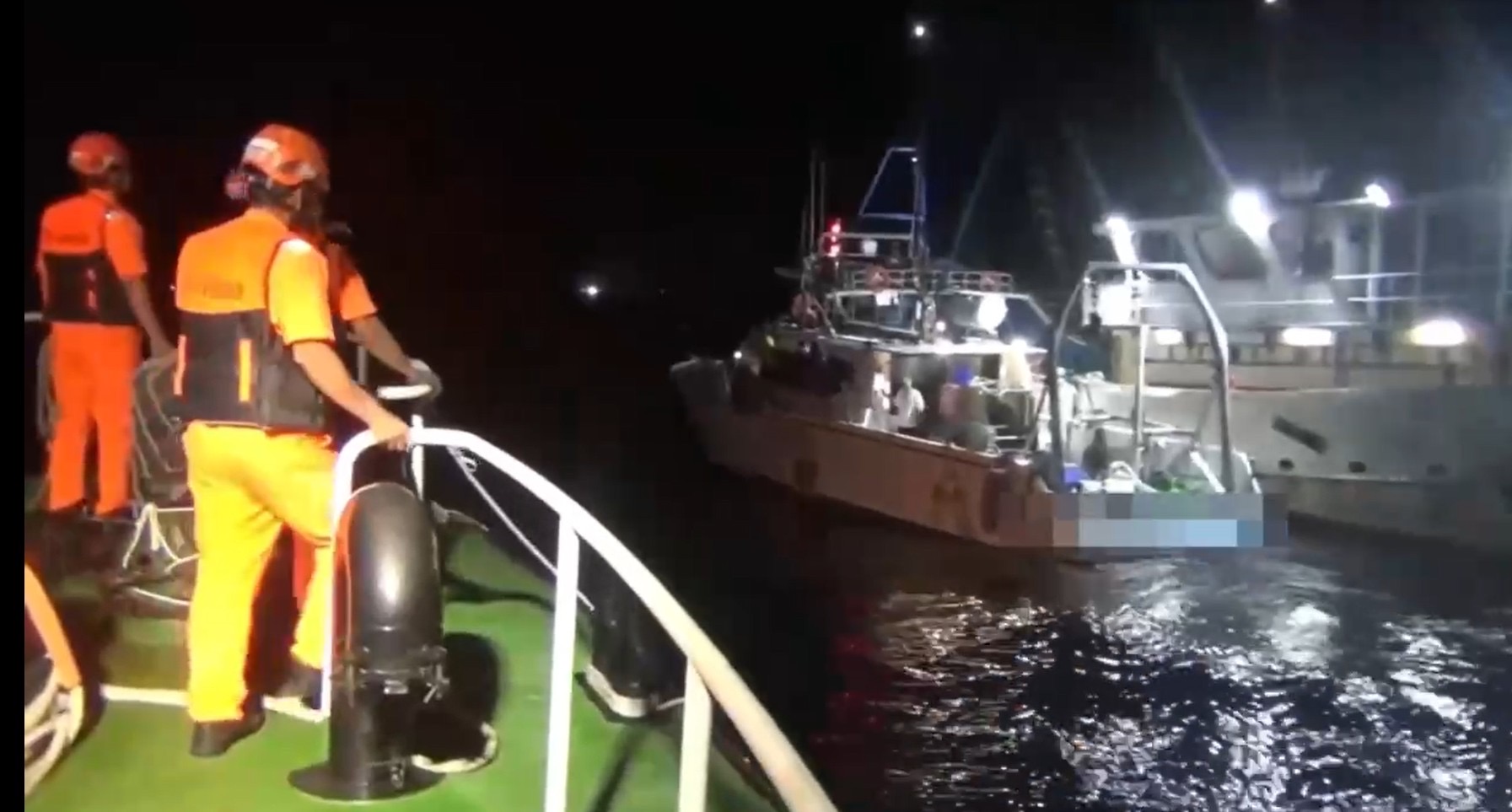 國籍工作船金門外海絞網受困 海巡迅速馳援化解兩岸船舶航行糾紛，安全拖返料羅港