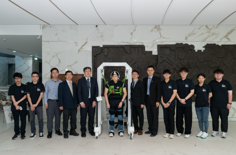HopeStride全球首創AI步行復健機器人，實現從想走到能走的主動式康復革命，引領智慧醫療與高齡化復健新趨勢