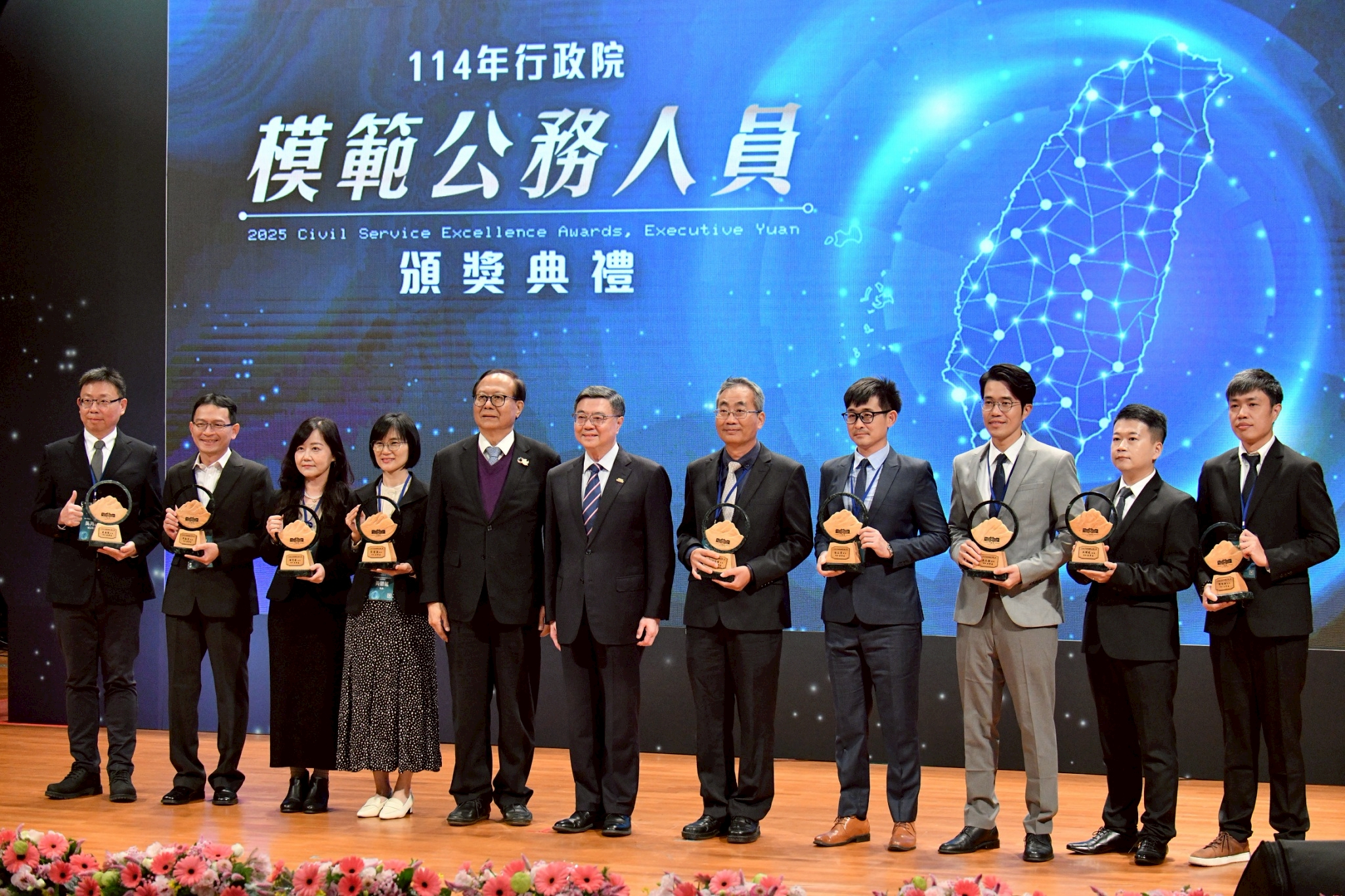 行政院長卓榮泰親自頒發114年模範公務人員獎　35位公務員以創新與AI智慧化公共服務成果展現卓越表現
