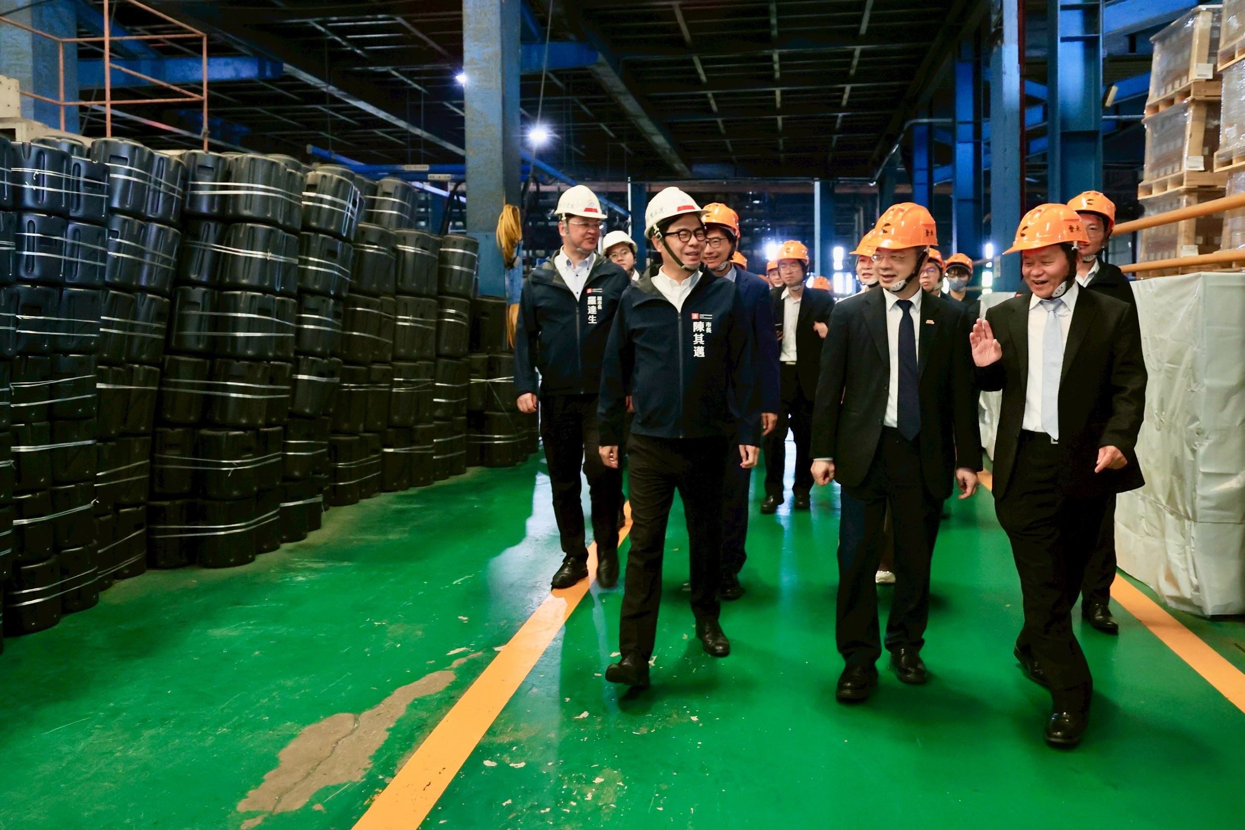 高雄扣件產業受232關稅與CBAM碳稅夾擊　經濟部長龔明鑫、高雄市長陳其邁聯手推1,130億支持計畫 協助業者轉型升級