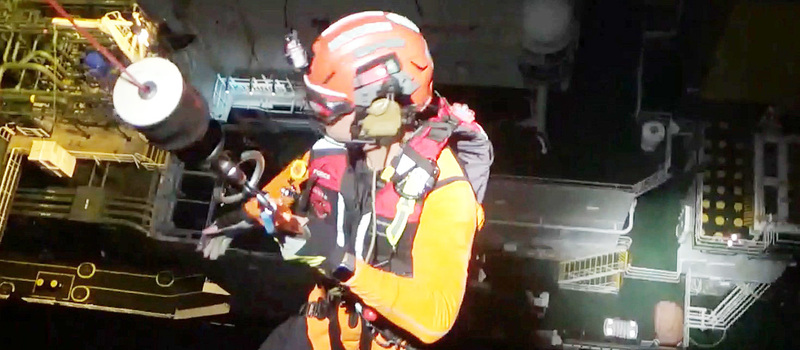 希臘籍油輪船員跌倒昏迷　海巡署空勤跨夜執勤吊掛救援成功後送就醫