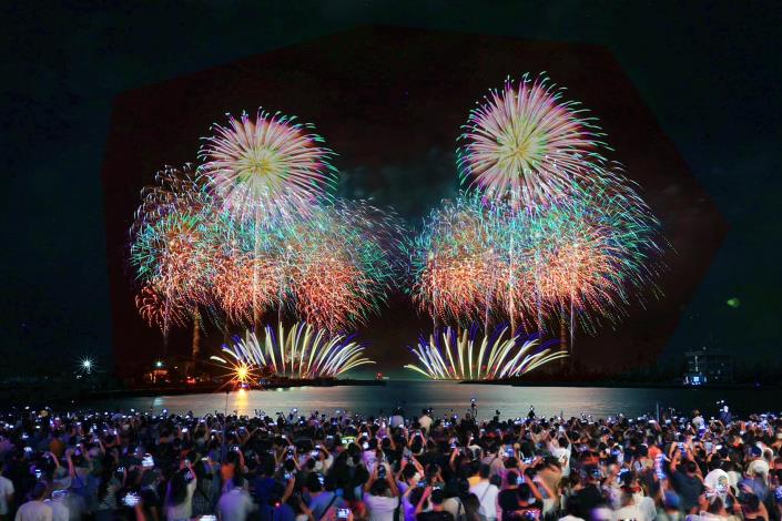 2025臺南夏日音樂節將軍吼燃炸開唱　美秀集團壓軸搖滾嗨翻觀眾　港灣夜空施放16吋彩色千輪煙火