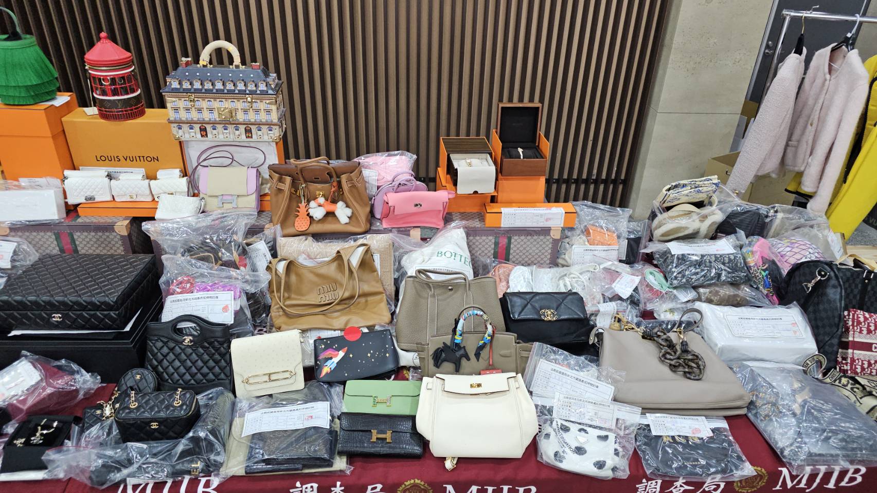 法務部調查局偵破投資詐騙案，查扣價值上億之各式高級名牌精品