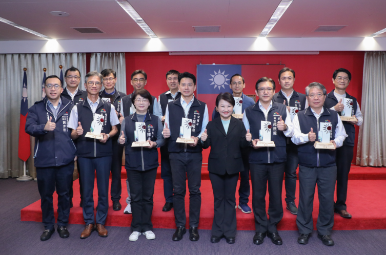 臺中地政團隊再奪殊榮！創新科技守護市民不動產權益