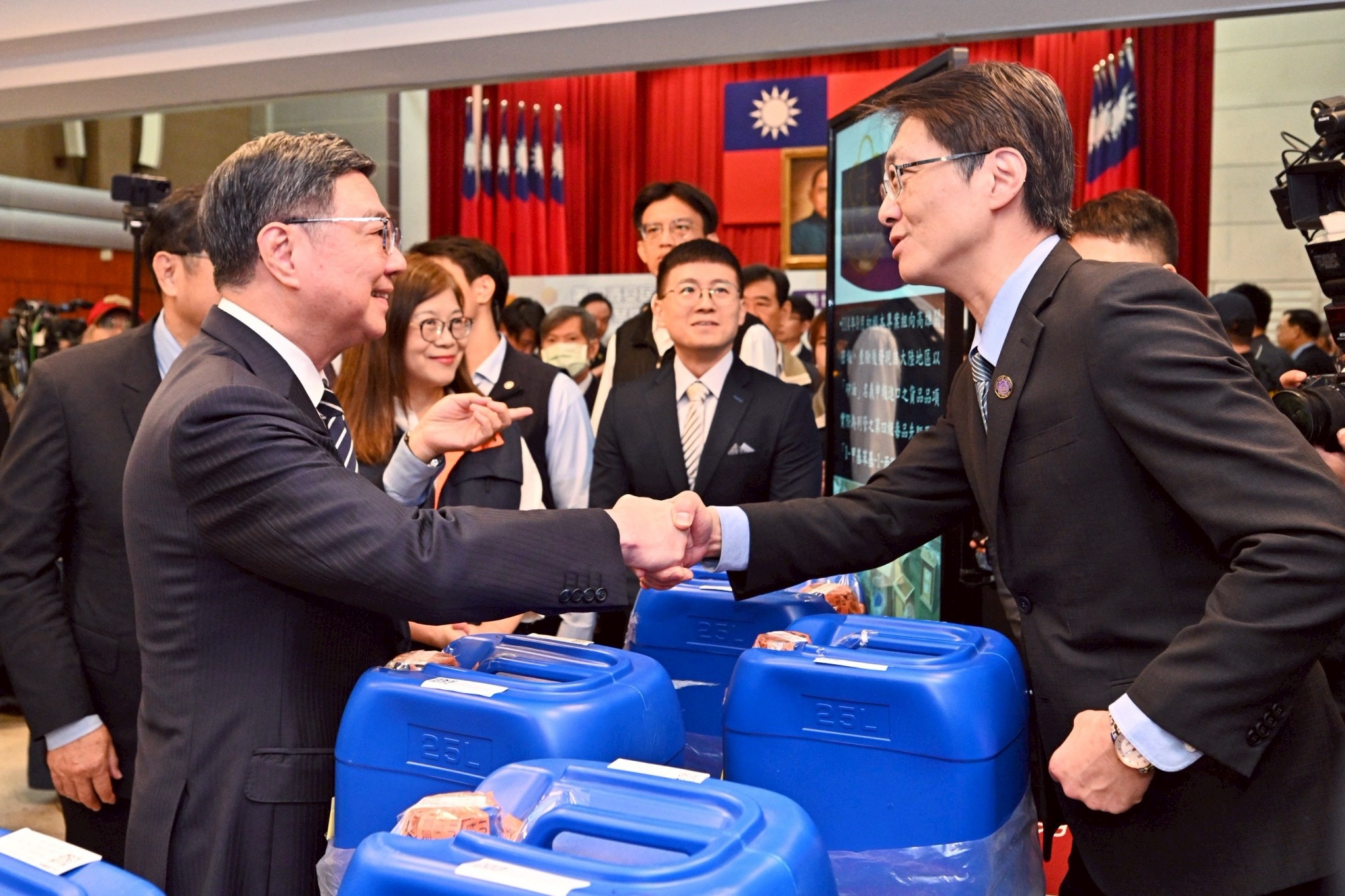 第13波安居緝毒再創佳績！行政院長卓榮泰親揭製毒廠破獲全紀錄，強調跨領域、跨部門合作保障國人安全與青少年防毒