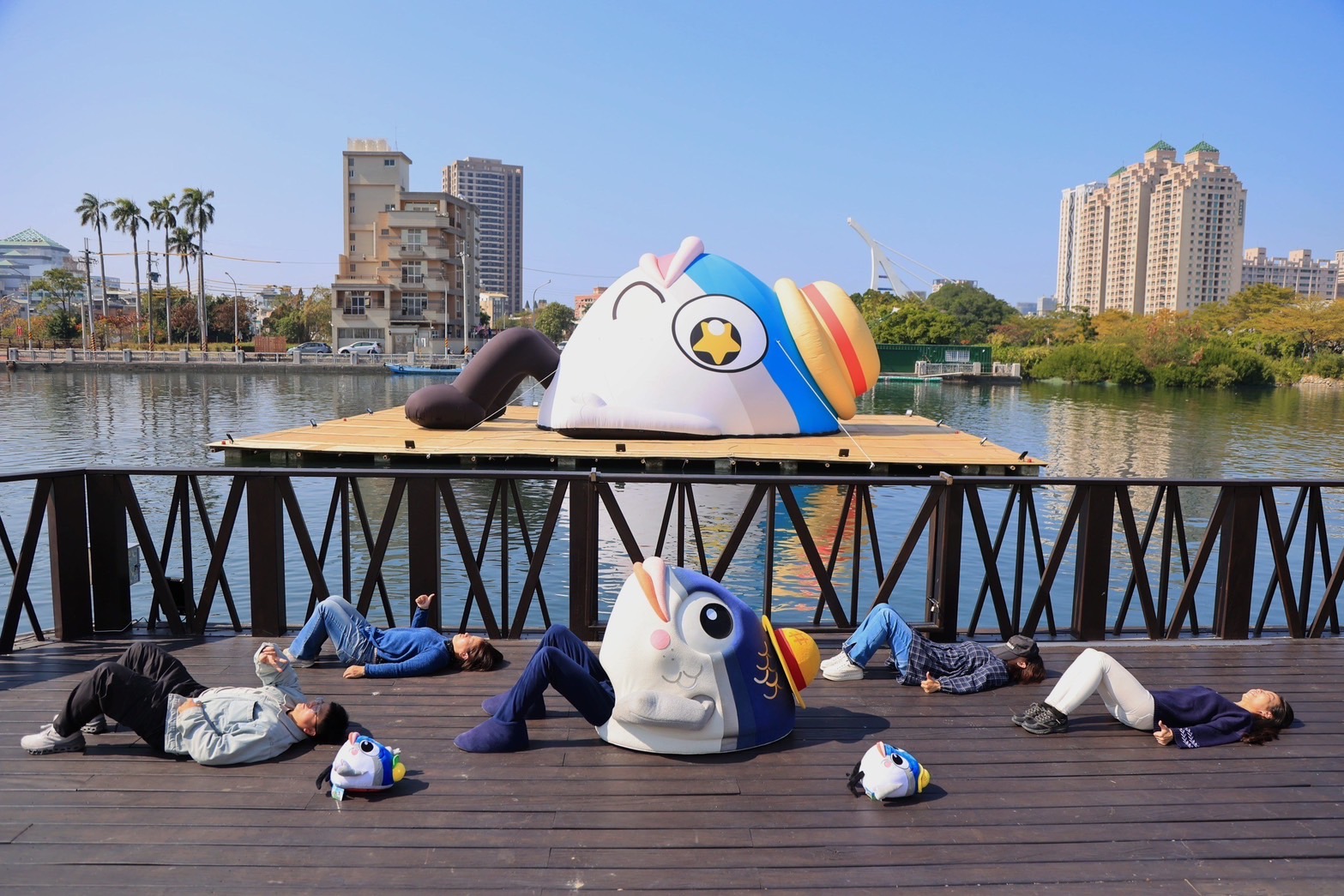 新春必看！魚頭君14米長氣偶現身安平運河，黃偉哲市長祝大家如魚得水、蛇宓隆發！