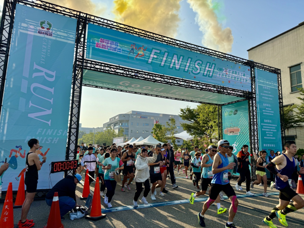 臺南2025第三屆紅崴觀光工廠半程馬拉松嘉年華登場　黃偉哲市長親臨開跑、萬名跑者嗨翻府城