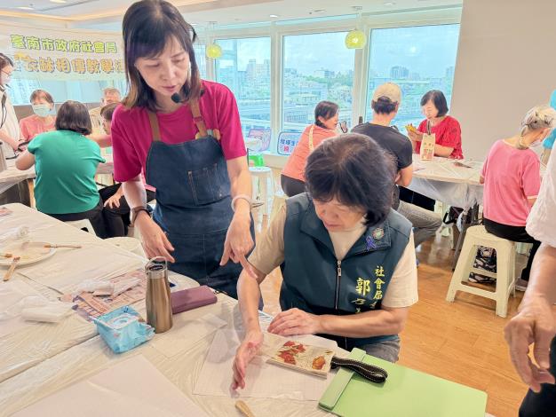 銀光再現！衣缽相傳進駐臺南大遠百　在地活躍老化活動熱力接棒引關注