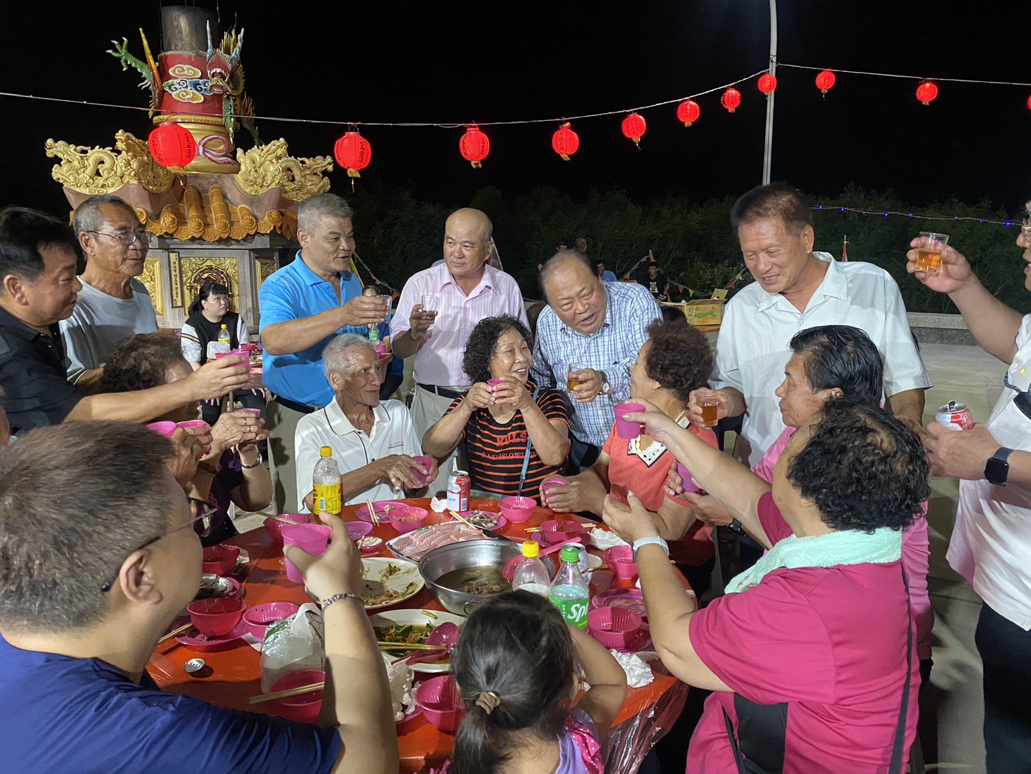 澎湖縣長陳光復赴七美關心建設　與鄉親在信仰中為地方祈福　中秋夜平安宴熱鬧登場