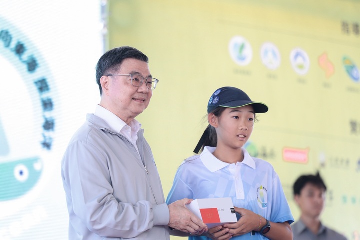 行政院長卓榮泰與副院長鄭麗君送別岳明小帆手蘇澳啟航　挑戰1500公里航向沖繩實踐海洋夢想