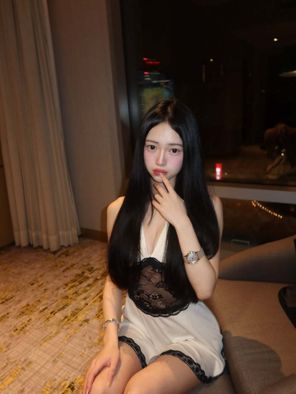 嚴凱泰千金嚴珮瑜公開IG　火辣照曝光，名媛生活搭賓利座駕、非自家車成焦點