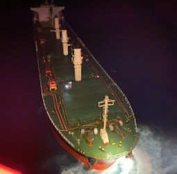 「PANORIA」貨輪驚傳機艙失火！海巡艦艇怒海搶救傷員後送就醫