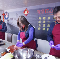 連三年親手下廚作圍爐年菜  管碧玲主委春節親手慰勞海巡基層同仁  肯定全年辛勤堅守崗位守護國家的付出